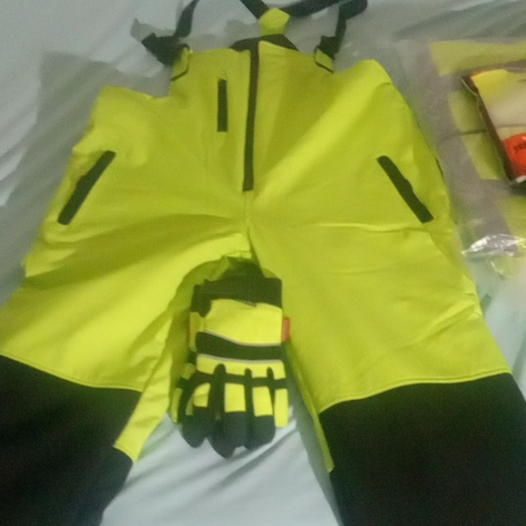 High vision snow suit,coat,gloves and Thermal freezer boots - Picture 5 of 9
